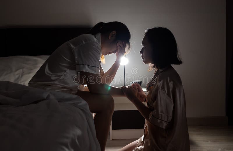 Mulher asiática a chorar sofre de uma grande perda de família devido à infecção coronavirus da covid19 crise pandêmica