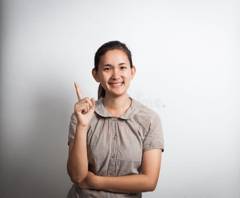 Mulher asiática com ponto do dedo acima imagem de stock Mulher asiática com ponto do dedo acima imagem de stock