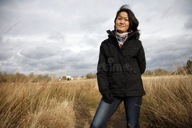 Mulher asiática de sorriso do retrato que olha a câmera fotografia de stock Mulher asiática de sorriso do retrato que olha a câmera fotografia de stock