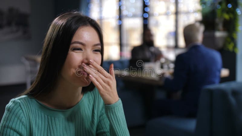 Mulher asiática encantadora a comer no restaurante