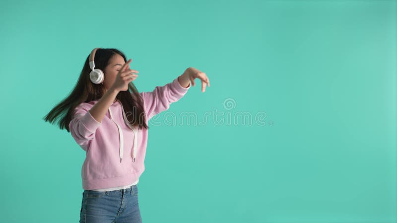 Mulher asiática feliz ouvindo música nos fones de ouvido