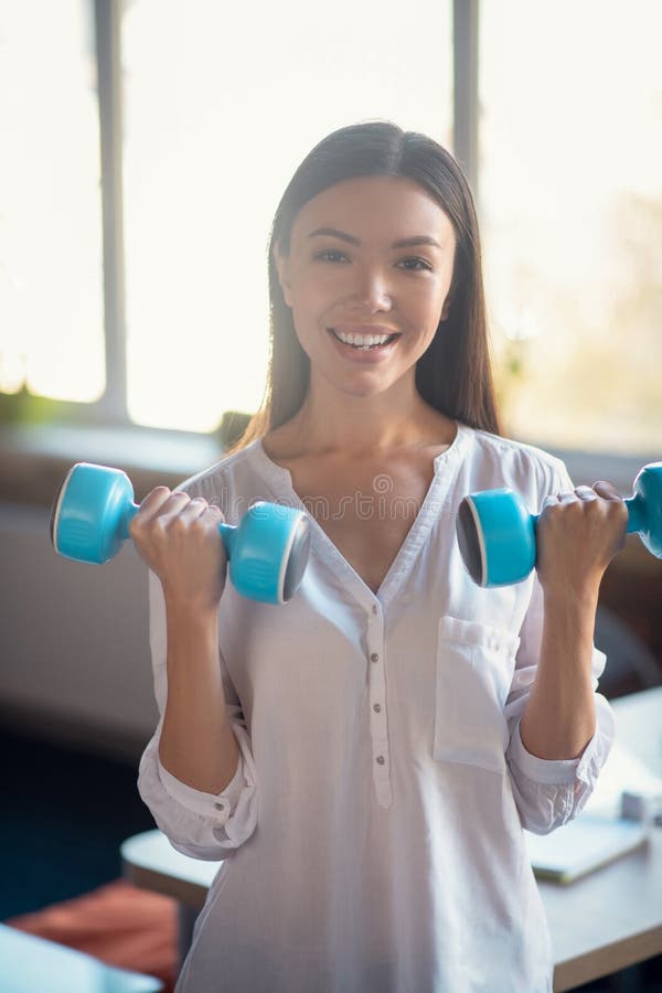 Mulher asiática feliz que sorri para você fotos de stock Mulher asiática feliz que sorri para você fotos de stock