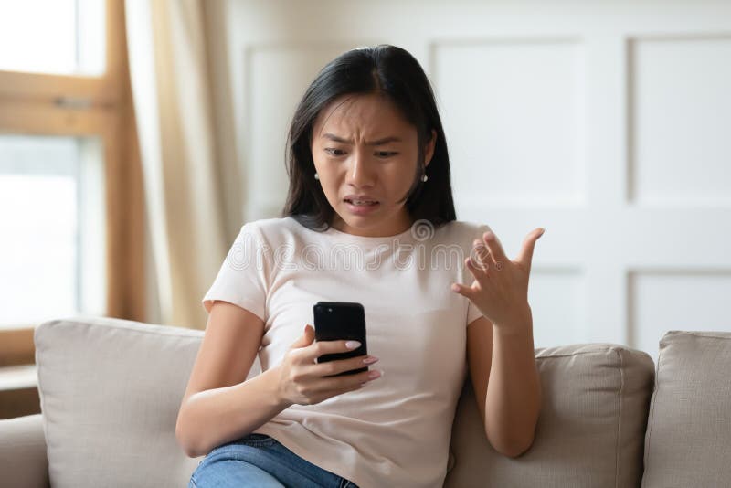 Mulher asiática louca frustrada com problemas de smartphone
