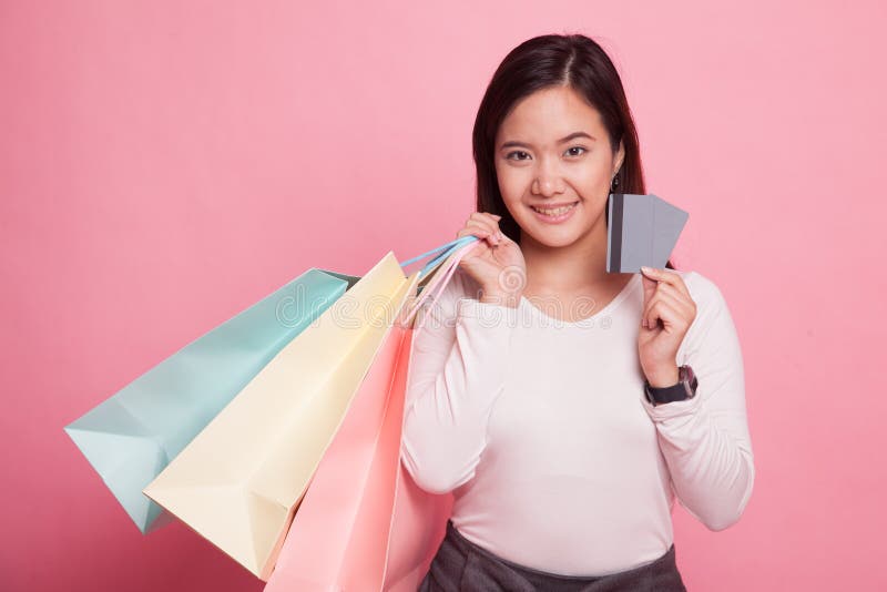 Mulher asiática nova com saco de compras e o cartão vazio fotos de stock
