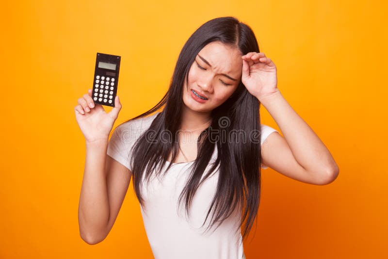 A mulher asiática obteve a dor de cabeça com calculadora