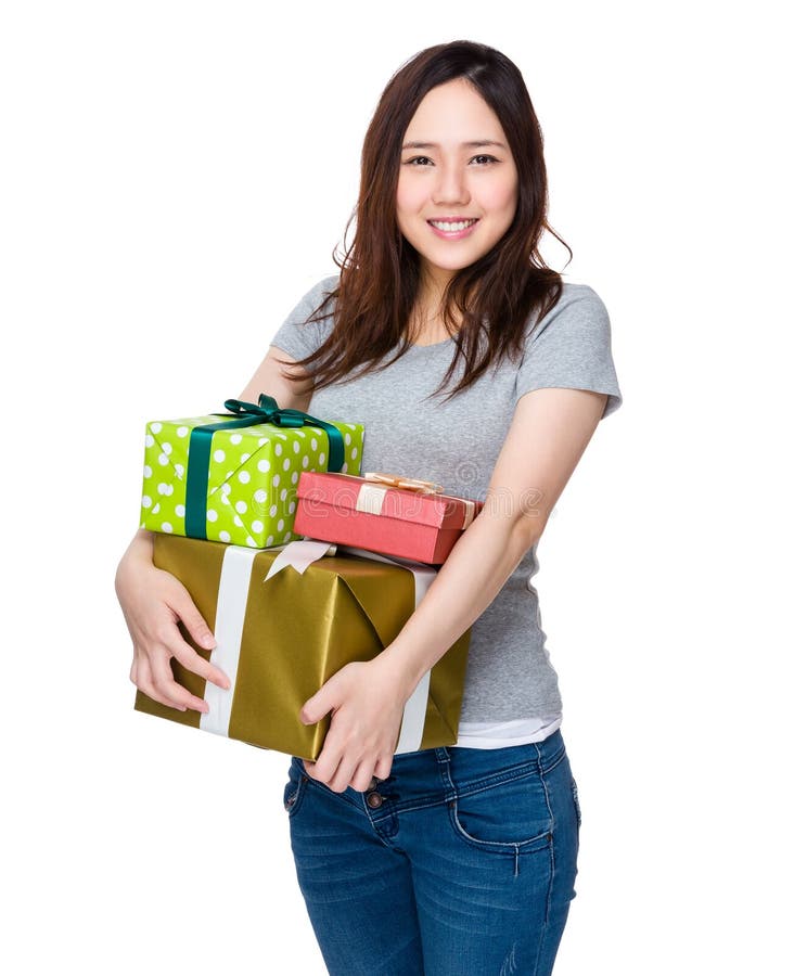 Mulher asiática que guarda muita caixa atual imagem de stock Mulher asiática que guarda muita caixa atual imagem de stock