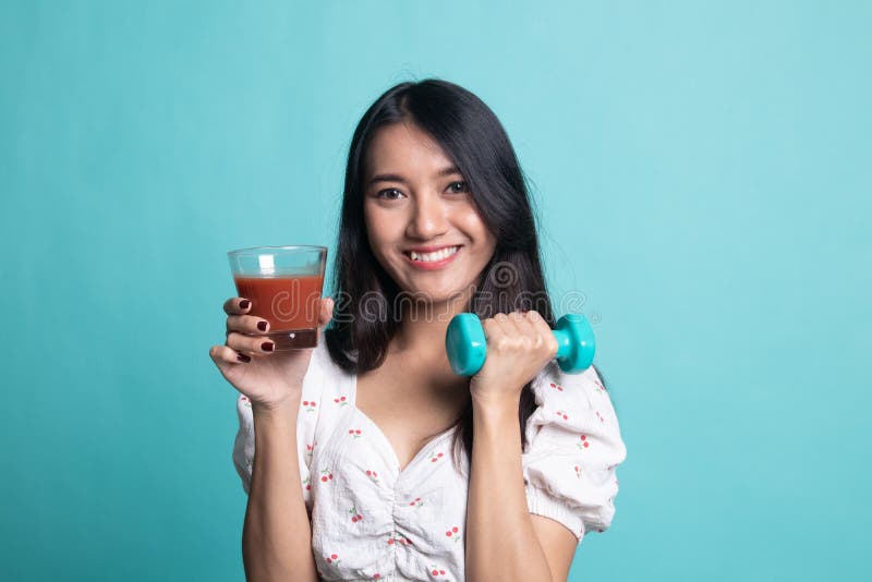 Mulher asiática saudável com hambor e sumo de tomate imagem de stock Mulher asiática saudável com hambor e sumo de tomate imagem de stock