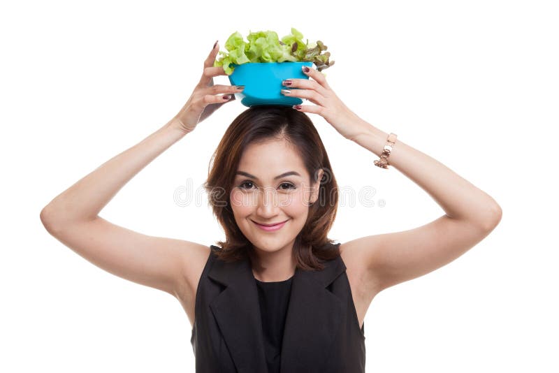 Mulher asiática saudável com salada
