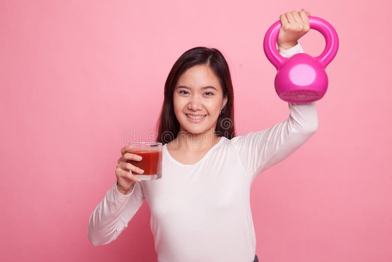Mulher asiática saudável com suco do peso e de tomate fotografia de stock