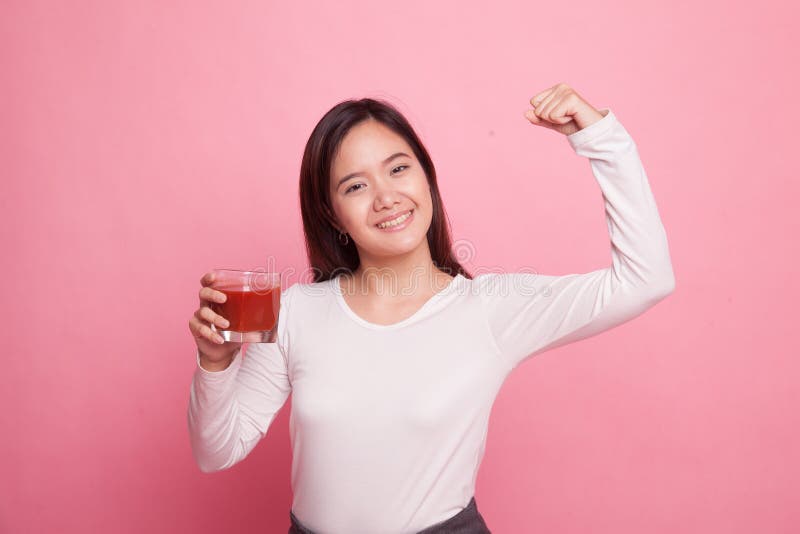 Mulher asiática saudável forte com suco de tomate imagens de stock royalty free
