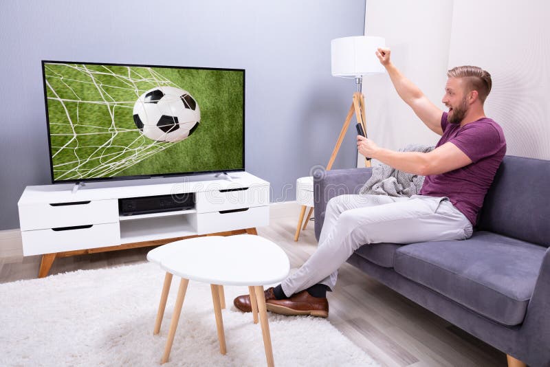 Jovens, Homens E Mulheres, Assistindo Ao Jogo De Futebol Online Através De  Videapp. Ecrã De Computador Portátil Pc Com Jogadores D Imagem de Stock -  Imagem de casa, digital: 227637335