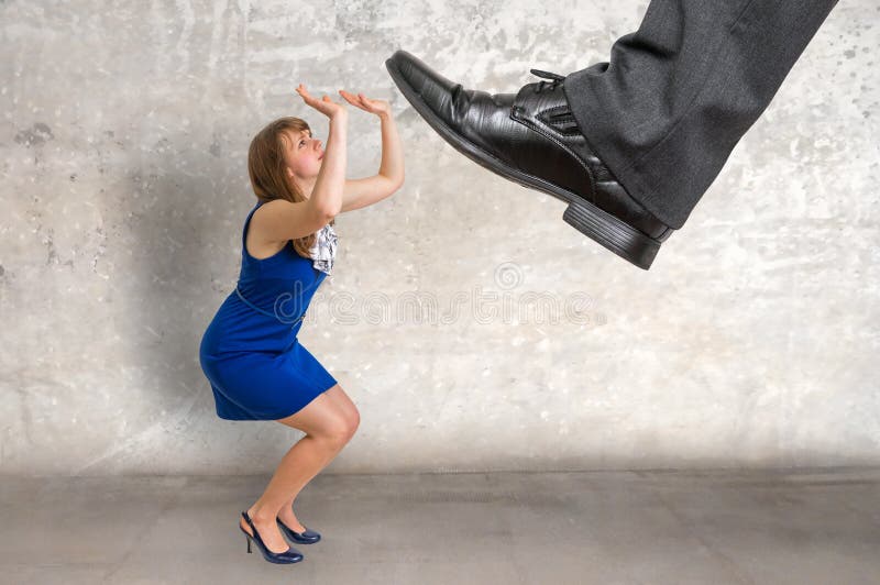 Mulher assustado da empresa de pequeno porte sob a pressão do chefe fotos de stock Mulher assustado da empresa de pequeno porte sob a pressão do chefe fotos de stock