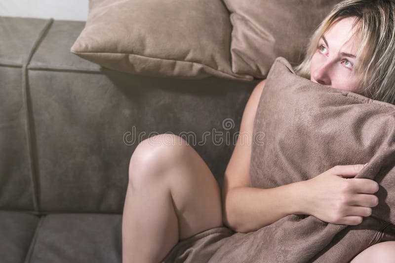 Mulher assustado sob o descanso foto de stock Mulher assustado sob o descanso foto de stock