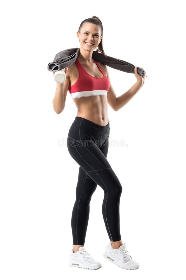 Mulher ativa saudável alegre entusiasmado no sportswear com sorriso e olhares de toalha na câmera fotos de stock Mulher ativa saudável alegre entusiasmado no sportswear com sorriso e olhares de toalha na câmera fotos de stock