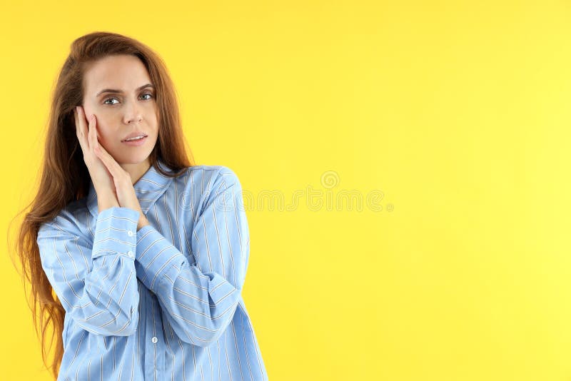 Mulher atraente camisa de fundo amarelo imagem de stock royalty free