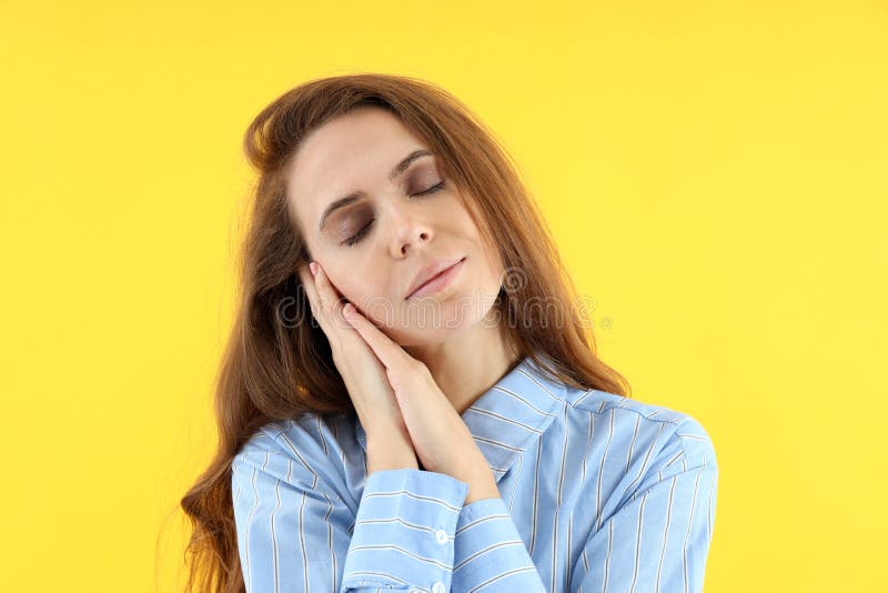 Mulher atraente camisa de fundo amarelo imagens de stock royalty free