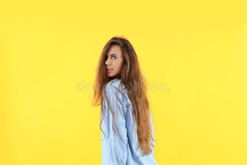 Mulher atraente camisa de fundo amarelo fotografia de stock royalty free