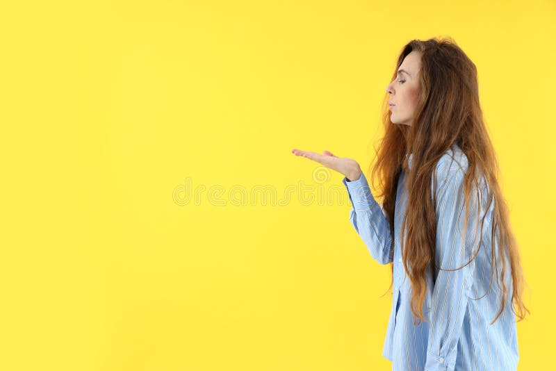 Mulher atraente camisa de fundo amarelo foto de stock royalty free