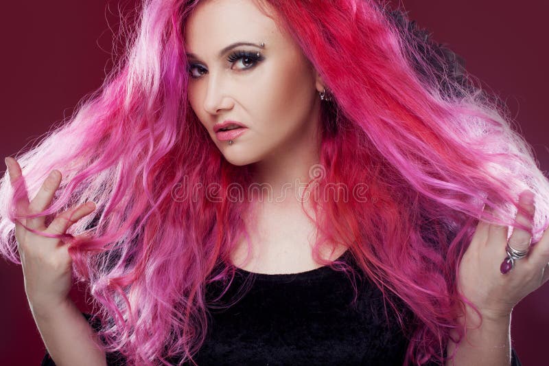 Mulher atrativa com cabelo cor-de-rosa na imagem da bruxa Estilo de Halloween Face irritada fotografia de stock royalty free Mulher atrativa com cabelo cor-de-rosa na imagem da bruxa Estilo de Halloween Face irritada fotografia de stock royalty free