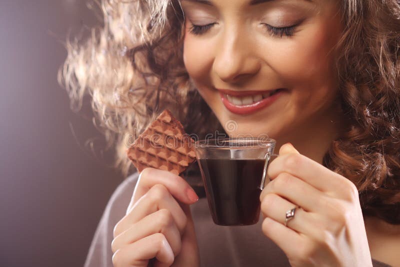Mulher atraente com café e biscoitos fotos de stock