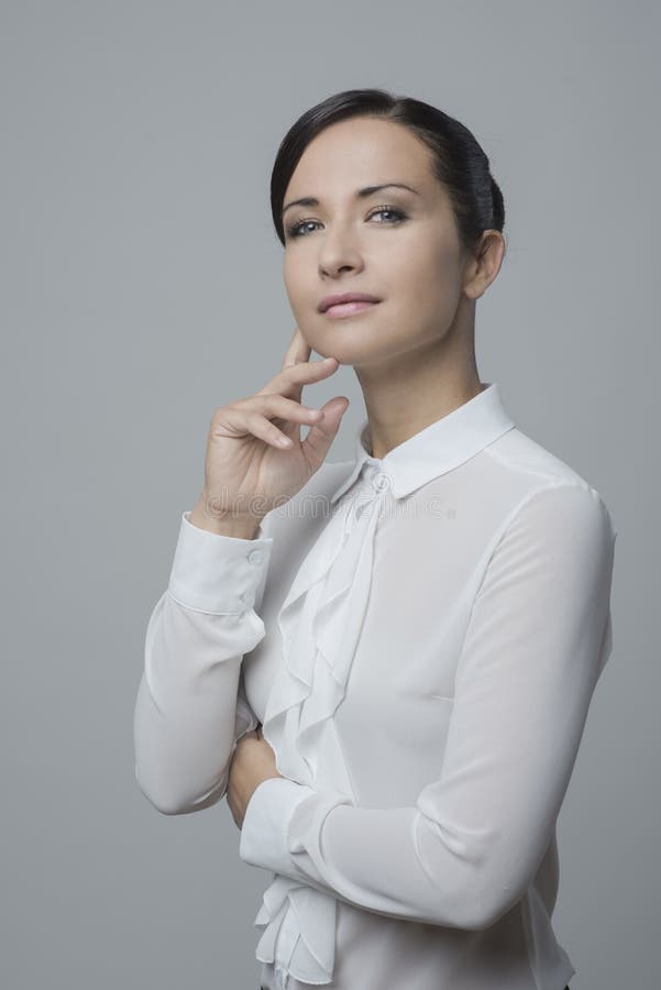 Mulher atraente de camisa branca elegante fotos de stock royalty free