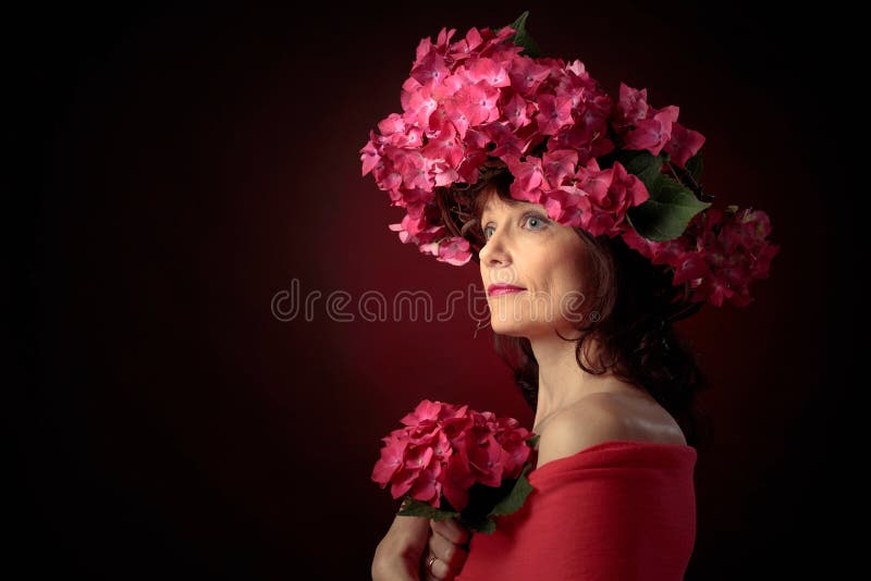 Mulher atrativa na grinalda com as flores corais da hort?nsia imagem de stock Mulher atrativa na grinalda com as flores corais da hort?nsia imagem de stock