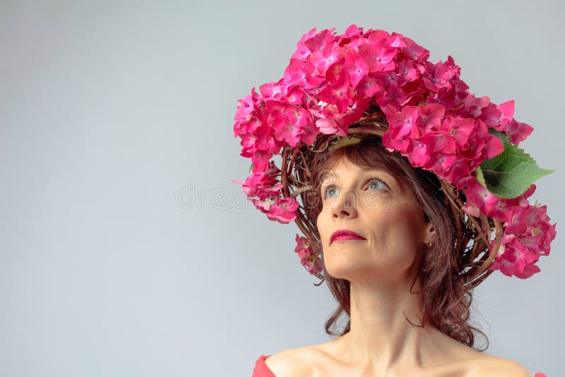 Mulher atrativa na grinalda com as flores corais da hort?nsia fotografia de stock Mulher atrativa na grinalda com as flores corais da hort?nsia fotografia de stock
