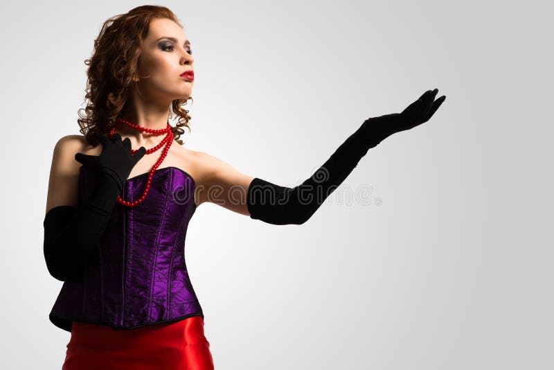 Mulher atrativa nova no espartilho e no vestido vermelho foto de stock royalty free Mulher atrativa nova no espartilho e no vestido vermelho foto de stock royalty free