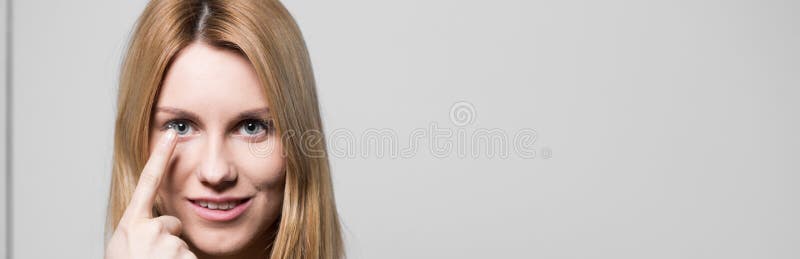 Mulher atrativa que usa lentes de contato imagens de stock Mulher atrativa que usa lentes de contato imagens de stock