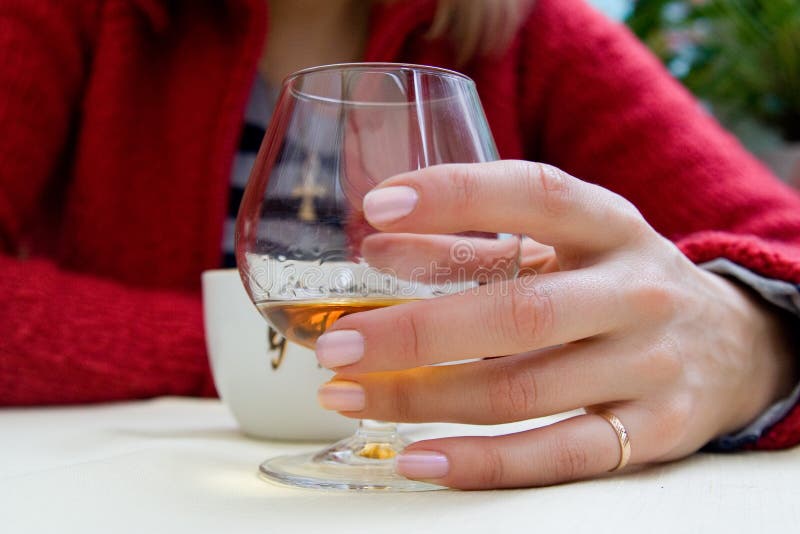 Mulher bebendo com vidro e copo