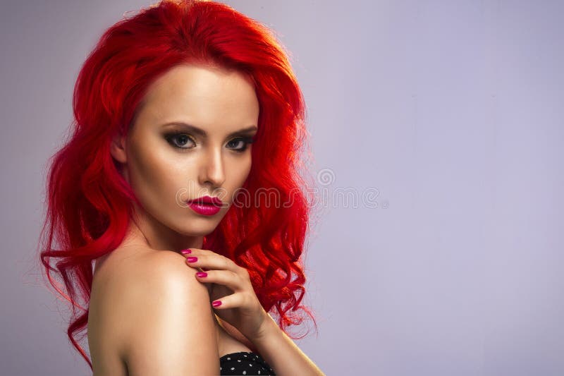 Menina Bonita sexy Do Ruivo Com Cabelo Longo Retrato Perfeito Da Mulher  No Fundo Preto Cabelo Lindo E Beleza Natural Dos Olhos Foto de Stock -  Imagem de forma, fêmea: 94327922