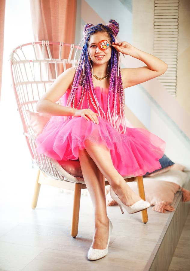 Jovem Mulher Com Penteado Penteado Vestindo Boneca Rosa Estilo Boneca  Brilhante Maquiagem Na Sala Rosa. Foto de Stock - Imagem de fada, fantasia:  267197790