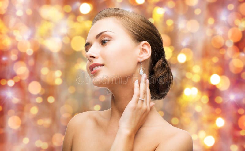 Mulher bonita com anel de diamante e brincos imagens de stock