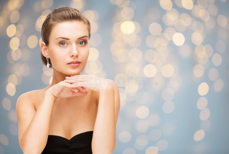 Mulher bonita com brincos do diamante fotos de stock royalty free