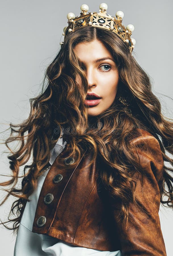 Mulher bonita com cabelo do voo na coroa fotos de stock Mulher bonita com cabelo do voo na coroa fotos de stock