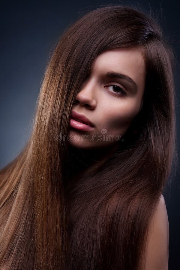 Menina Bonita sexy Do Ruivo Com Cabelo Longo Retrato Perfeito Da Mulher  No Fundo Preto Cabelo Lindo E Beleza Natural Dos Olhos Foto de Stock -  Imagem de senhora, beleza: 94328100