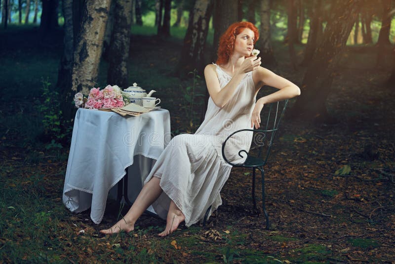Mulher bonita com cabelo vermelho na luz surreal romântica imagens de stock Mulher bonita com cabelo vermelho na luz surreal romântica imagens de stock