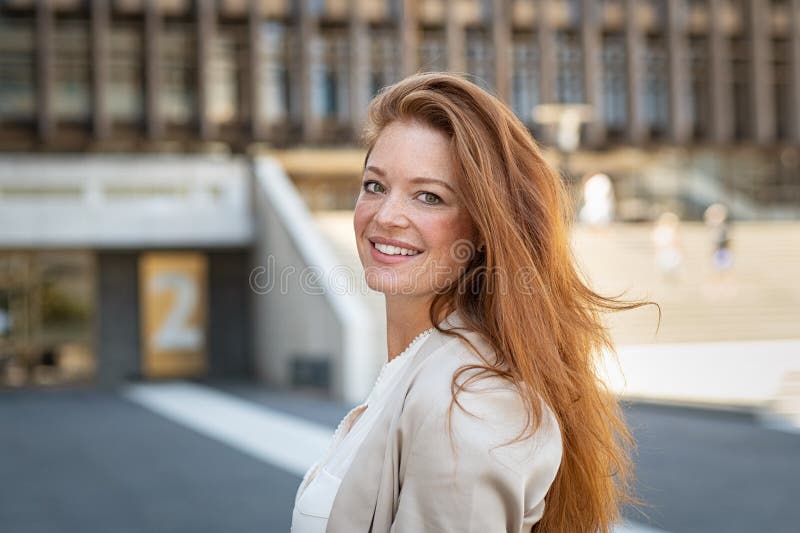 Mulher bonita com cabelo vermelho imagem de stock Mulher bonita com cabelo vermelho imagem de stock
