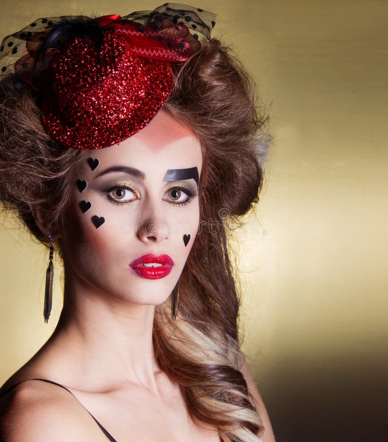Mulher bonita com composição bonita e penteado em um chapéu vermelho pequeno com os grandes bordos com corações no dia de festa d imagens de stock Mulher bonita com composição bonita e penteado em um chapéu vermelho pequeno com os grandes bordos com corações no dia de festa d imagens de stock