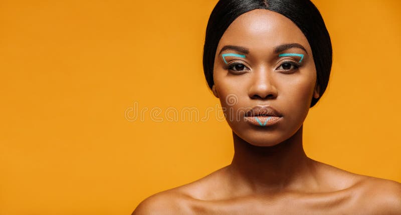 Mulher bonita com maquilhagem de moda criativa imagens de stock