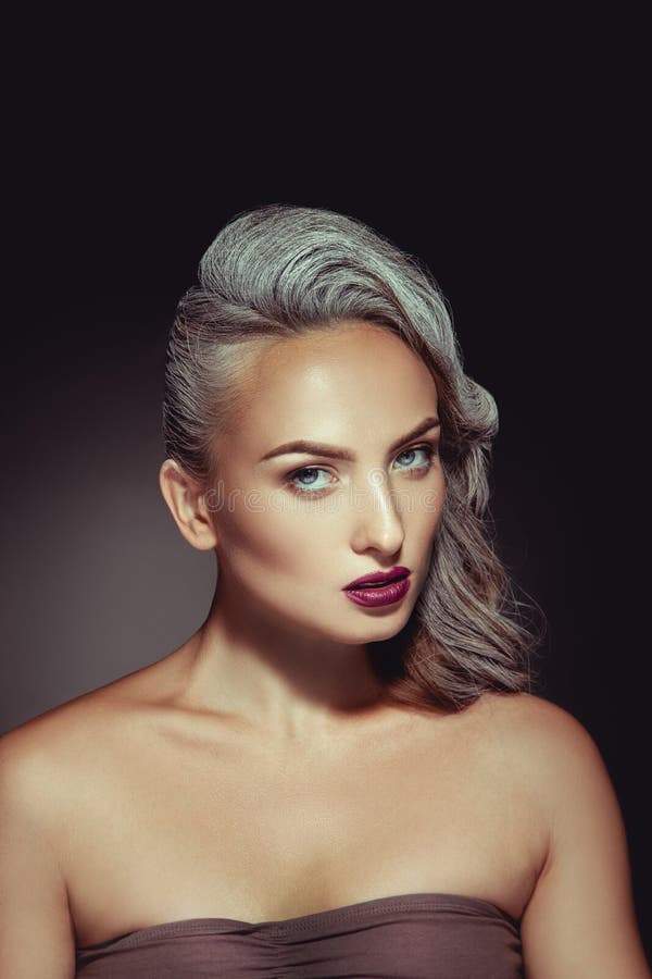 Mulher bonita com cor cinzenta do cabelo e composição bonita agradável foto de stock royalty free Mulher bonita com cor cinzenta do cabelo e composição bonita agradável foto de stock royalty free