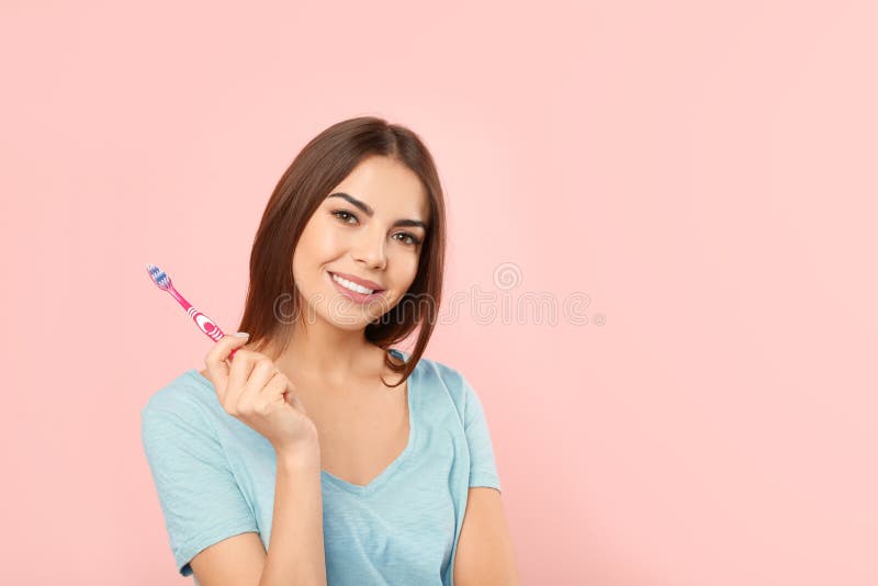 Mulher bonita com escova de dentes num fundo colorido fotografia de stock