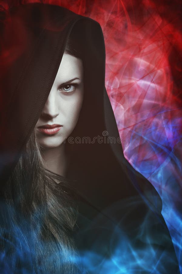 Mulher bonita com luzes mágicas imagem de stock royalty free