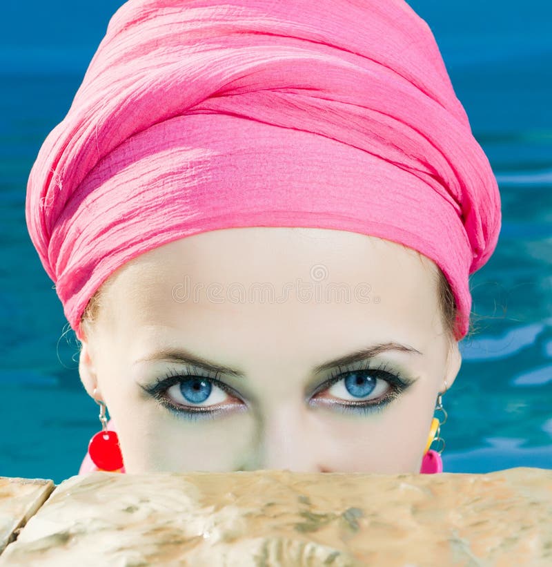 Mulher bonita com olhos azuis foto de stock Mulher bonita com olhos azuis foto de stock