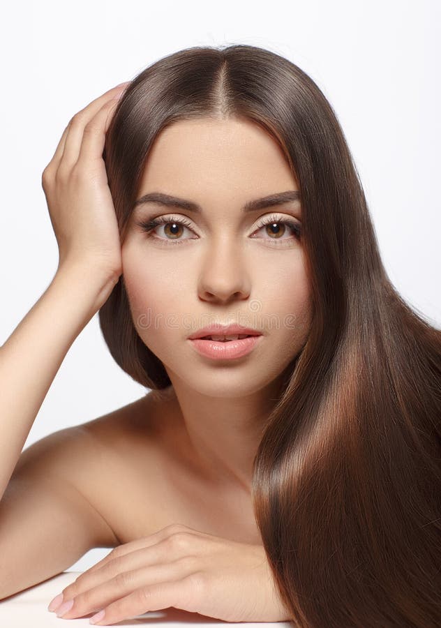Mulher bonita com os cabelos retos marrons longos - isolados no whi imagens de stock Mulher bonita com os cabelos retos marrons longos - isolados no whi imagens de stock