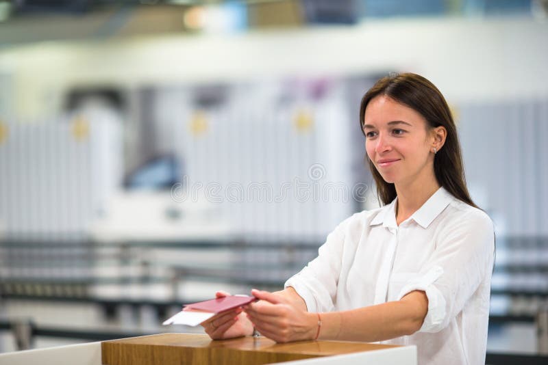 Mulher bonita com passaportes e bilhetes de embarque fotografia de stock
