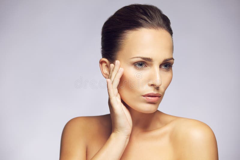 Mulher bonita com pele limpa e perfeita imagem de stock