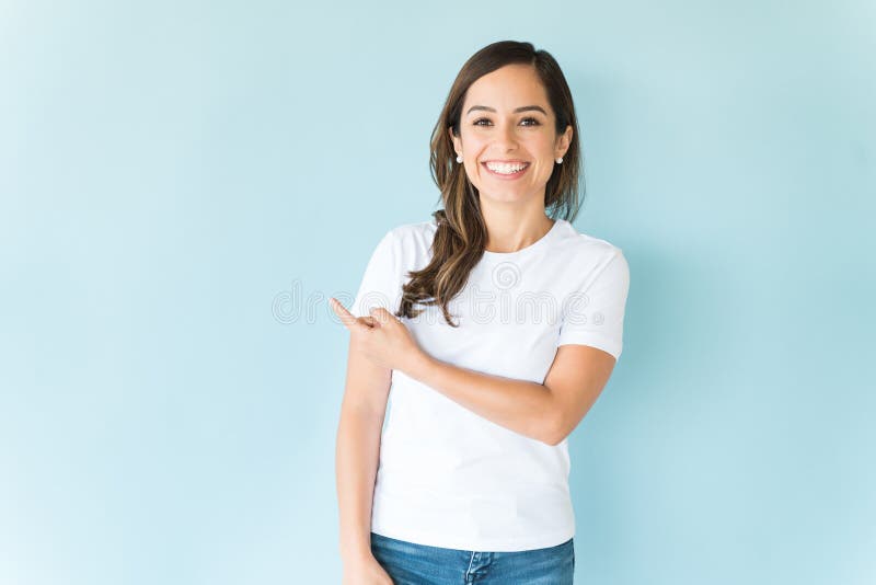 Mulher bonita contra o fundo isolado foto de stock royalty free Mulher bonita contra o fundo isolado foto de stock royalty free