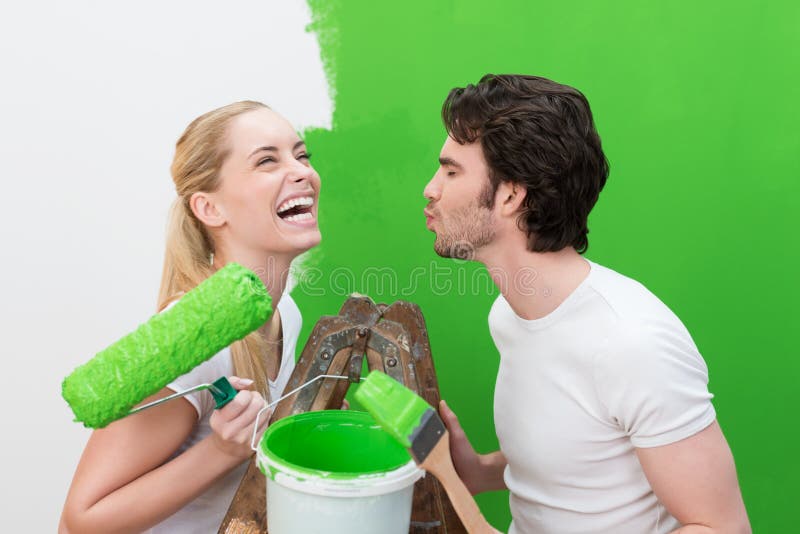 Mulher bonita de riso com um rolo de pintura fotos de stock Mulher bonita de riso com um rolo de pintura fotos de stock