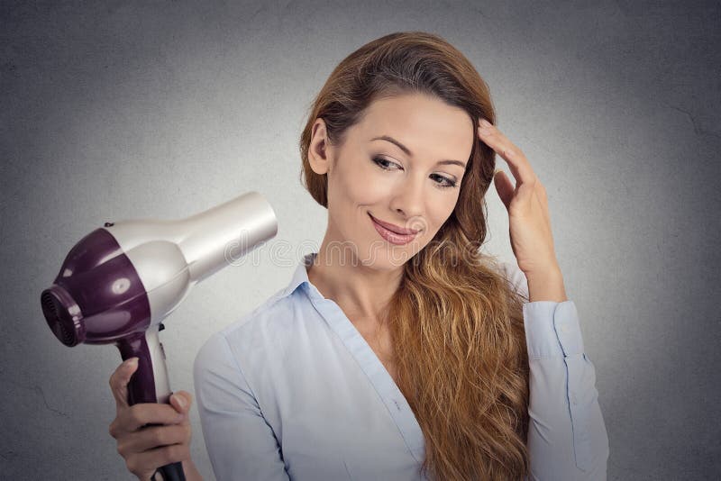 Mulher bonita do retrato com um hairdryer fotos de stock Mulher bonita do retrato com um hairdryer fotos de stock
